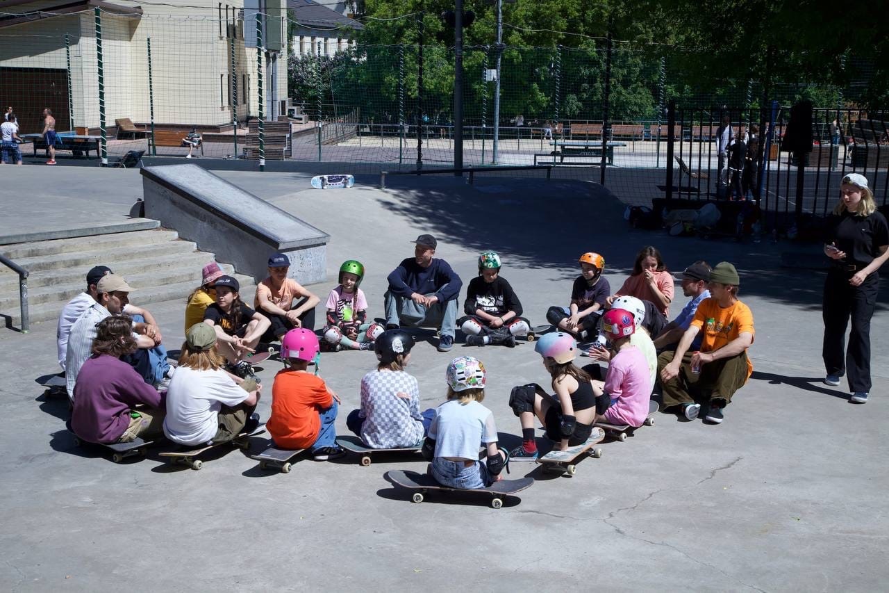 В парке «Красная Пресня» стартовали открытые тренировки по скейтбордингу для детей и подростков