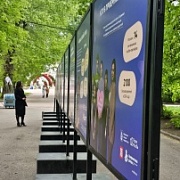 В парке "Красная Пресня" представлена фотовыставка "Детские истории" от Благотворительного фонда "Арифметика добра"